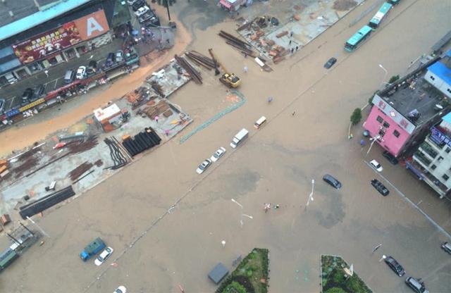 南方多地暴雨湘桂超60萬人受災(zāi) 深圳成“水城”