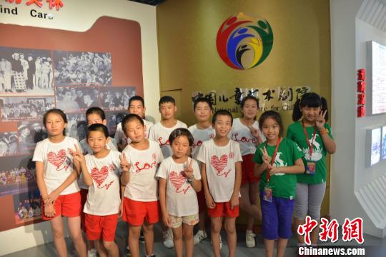 延安兒童福利院孩子走進中國兒藝觀劇