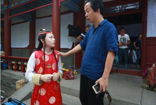 總導演潘禮平給小演員講戲。 圖片來源:片方供圖