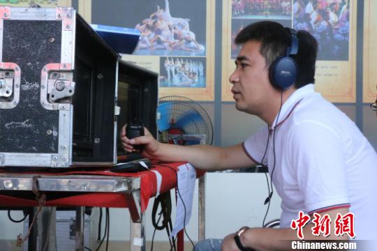 導演張忠現場執導中。 鐘欣 攝