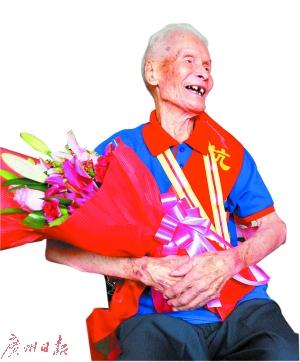 廣東九旬抗戰老兵失獨子 兒媳不離不棄照料15載