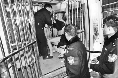 “老賴”被堵被窩 他怒斥干警“咋不敲門就進來”