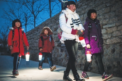 上學(xué)路上有光 魯山寶豐山區(qū)的孩子受捐2000盞燈