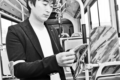 患病老人乘公交手術費落車廂 乘客車長民警接力送還