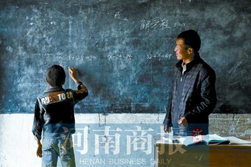 不舍爺爺和老師 淇縣小學(xué)生堅守“兩個人的學(xué)校”