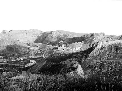別的地方都在環保攻堅 這里采石繁忙塵土飛揚
