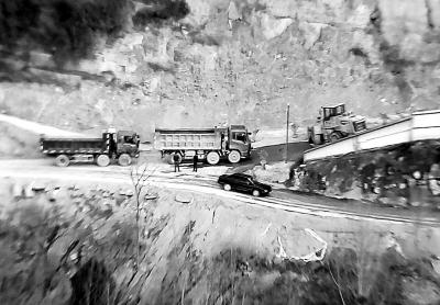 別的地方都在環保攻堅 這里采石繁忙塵土飛揚