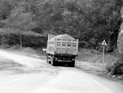 別的地方都在環保攻堅 這里采石繁忙塵土飛揚