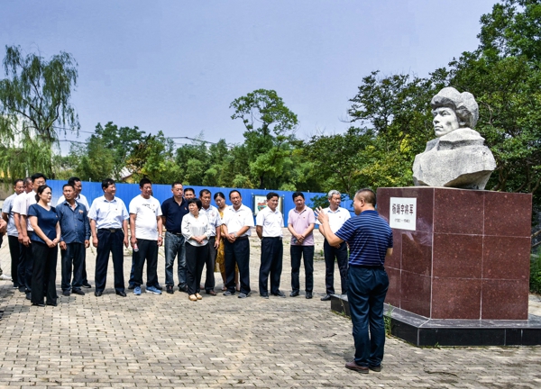 人保財險駐馬店分公司:組織所包扶貧村黨員接受紅色教育