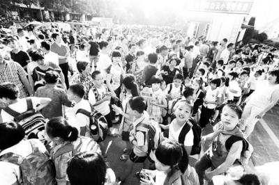 總價超11萬!小學生天價開學清單引熱議:孩子開學輕裝上陣吧