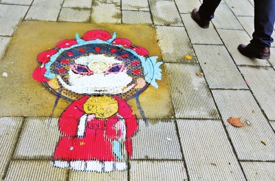 為防止窨井蓋咬人 300多名大學生在井蓋上畫畫