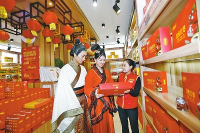 鄭州姑娘扮羋月征婚 攜準(zhǔn)女婿“子歇”選購(gòu)上門(mén)禮