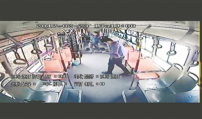 車長拾金不昧 遺落公交車上的5萬元失而復(fù)得