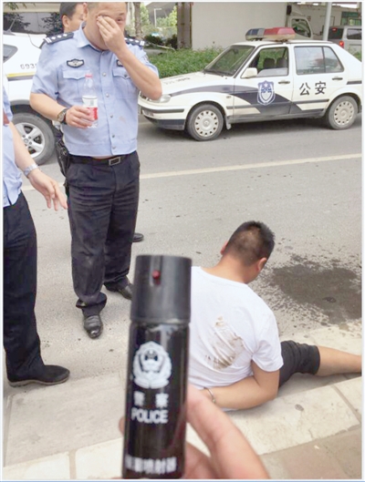 眼里被噴進(jìn)辣椒水 民警忍痛把偷車賊摁倒