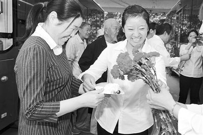 鄭州公交巾幗線路女車長和女乘客共度節日