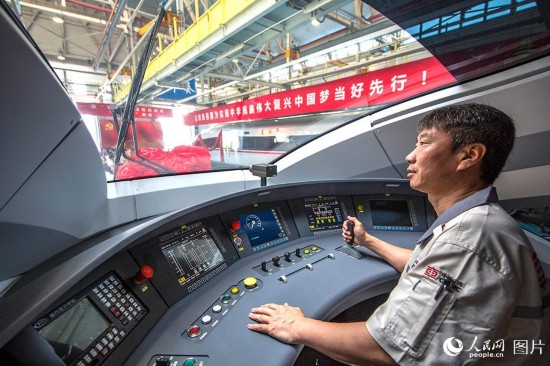 復興號司機整裝待發。(人民網記者 史家民 攝)