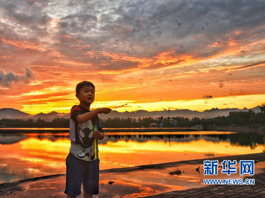 河南濟(jì)源:風(fēng)起云層動(dòng) 雨歇晚霞明 河南濟(jì)源:風(fēng)起云層動(dòng) 雨歇晚霞明