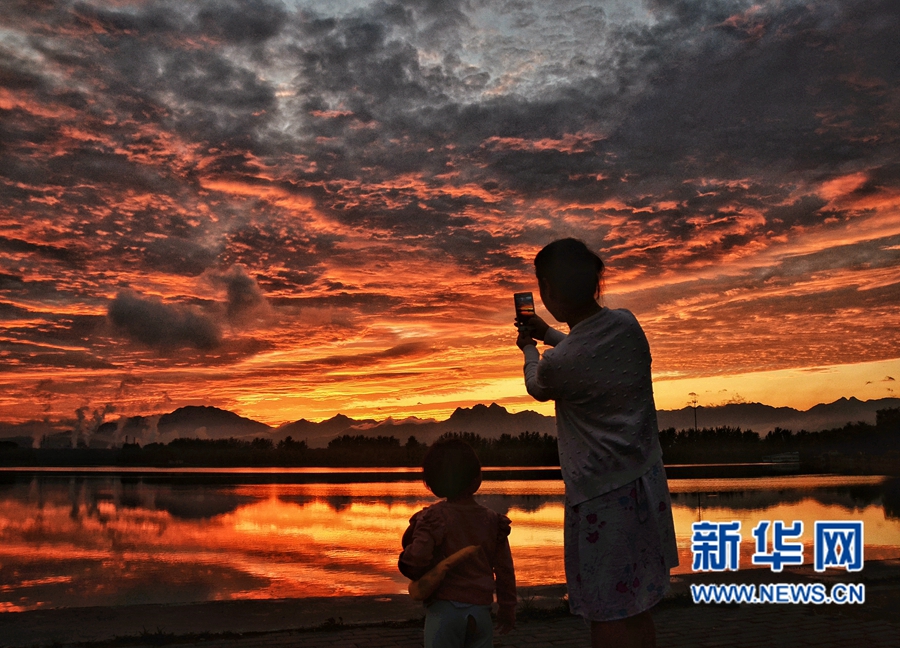 河南濟(jì)源:風(fēng)起云層動(dòng) 雨歇晚霞明 河南濟(jì)源:風(fēng)起云層動(dòng) 雨歇晚霞明