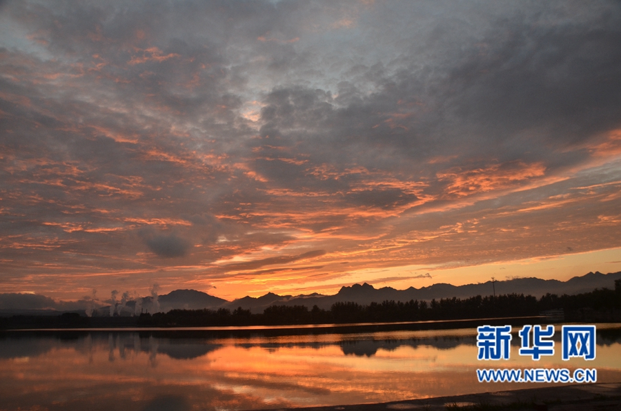 河南濟(jì)源:風(fēng)起云層動(dòng) 雨歇晚霞明 河南濟(jì)源:風(fēng)起云層動(dòng) 雨歇晚霞明