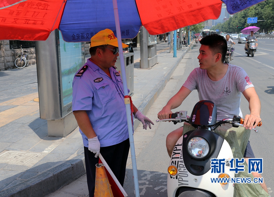 鄭州:高溫下的勞動者們 鄭州:高溫下的勞動者們