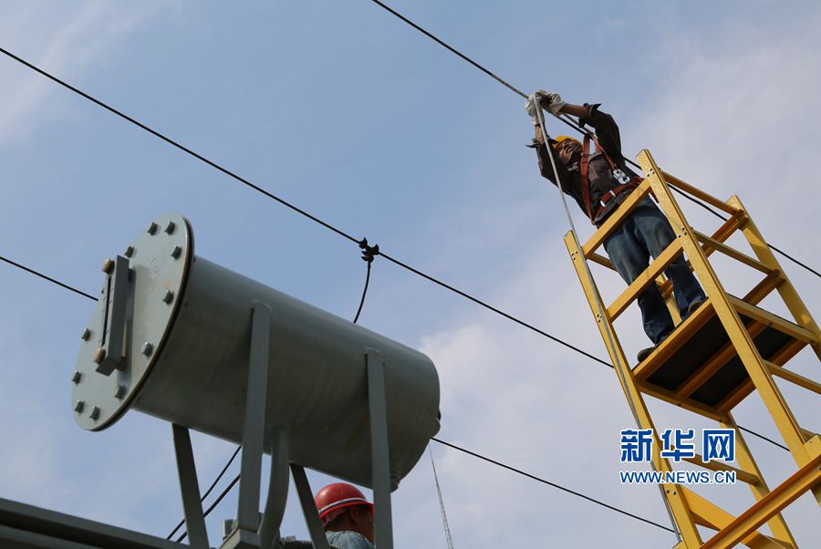 河南寶豐:酷暑高溫搶修忙 河南寶豐:酷暑高溫搶修忙