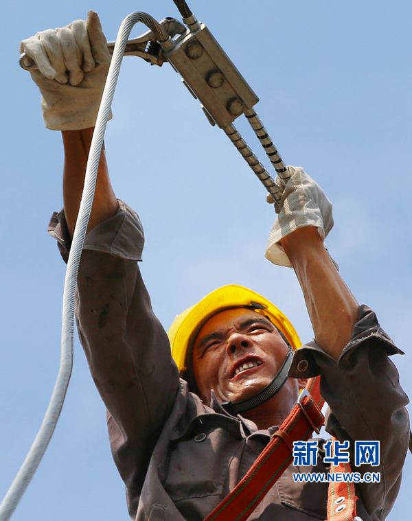 河南寶豐:酷暑高溫搶修忙