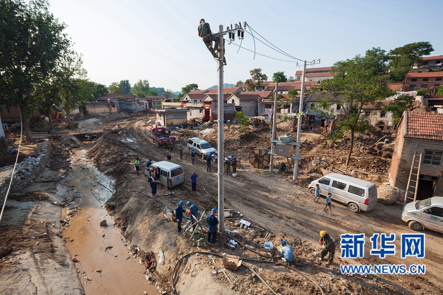 滑縣搶險突擊隊鏖戰4天保供電 滑縣搶險突擊隊鏖戰4天保供電