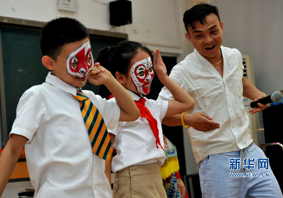 “梨園雅韻、共享國粹”戲曲進校園 “梨園雅韻、共享國粹”戲曲進校園