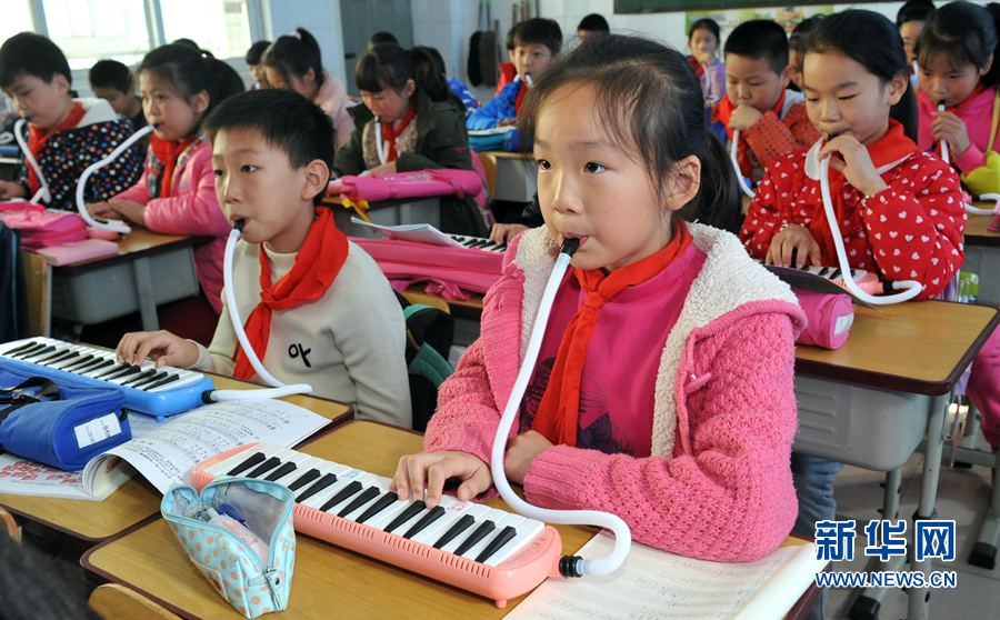 鄭州:多彩課堂 琴聲悠揚 鄭州:多彩課堂 琴聲悠揚