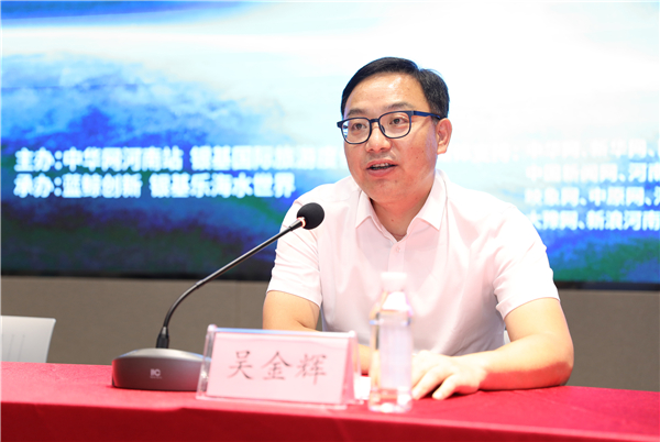 河南首家無人機(jī)表演編隊(duì)亮相 夜空中上演科幻大片!