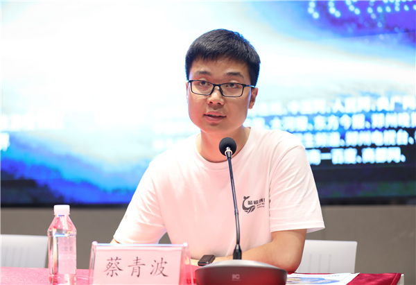 河南首家無人機(jī)表演編隊(duì)亮相 夜空中上演科幻大片!