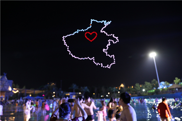 河南首家無人機(jī)表演編隊(duì)亮相 夜空中上演科幻大片!