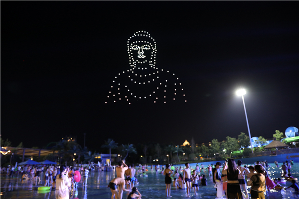 河南首家無人機(jī)表演編隊(duì)亮相 夜空中上演科幻大片!