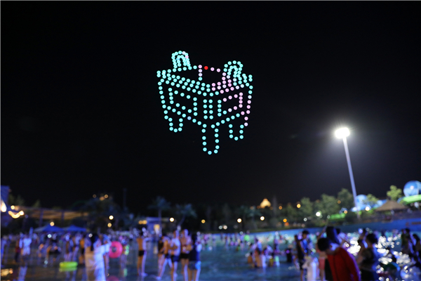 河南首家無人機(jī)表演編隊(duì)亮相 夜空中上演科幻大片!