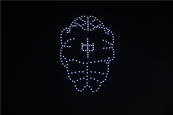 河南首家無人機(jī)表演編隊(duì)亮相 夜空中上演科幻大片!