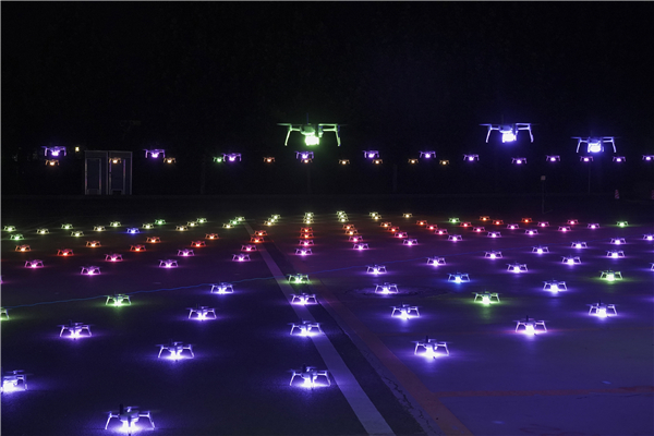 河南首家無人機(jī)表演編隊(duì)亮相 夜空中上演科幻大片!