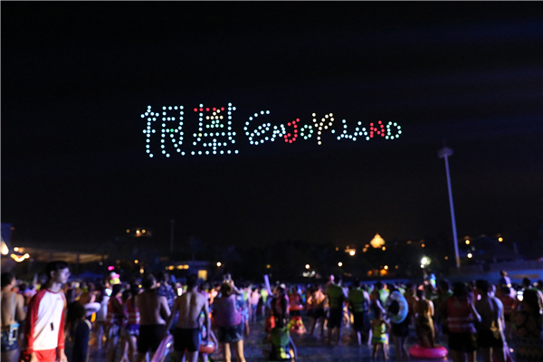 河南首家無人機(jī)表演編隊(duì)亮相 夜空中上演科幻大片!