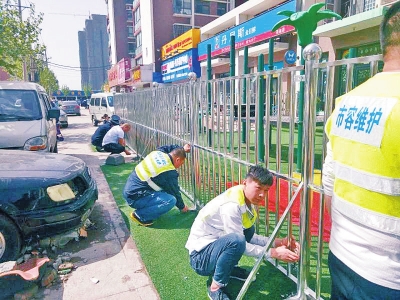 鄭州一幼兒園圈占人行道當院子被罰3000元