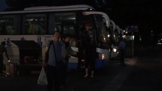 西安游客談美嬌:“一下車就看到有這么多人,在等著我們,幫助我們,我真的感覺(jué)我不是一個(gè)人,非常的溫暖!”