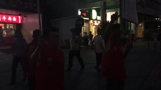 截止記者離開(kāi)時(shí),大部門已抵達(dá)的的游客已經(jīng)安置完畢等待出發(fā)去酒店或是接送前往火車站、機(jī)場(chǎng)。