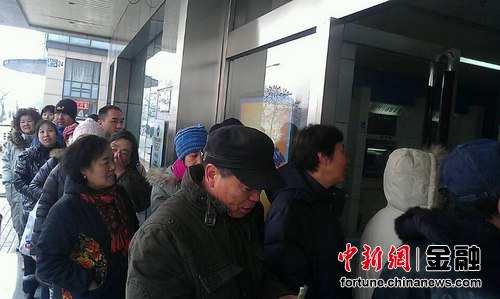 馬年紀念幣今發行場面火爆中國大媽多次排隊搶購