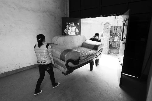 擔心塌陷,村民將家具轉移到安全地帶