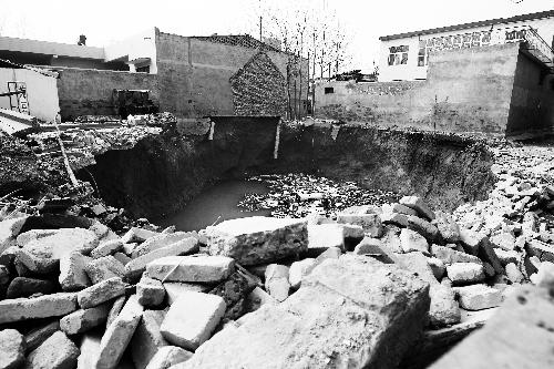 原來的院落已被坍塌形成的地陷吞噬,只留下一個大水坑