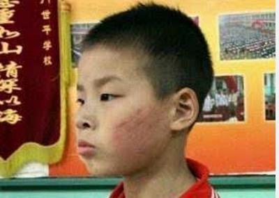 午睡不閉眼被打臉 要是偷偷講話不得被打殘啊!(組圖)