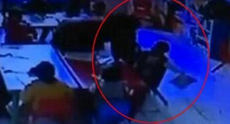 午睡不閉眼被打臉 要是偷偷講話不得被打殘啊!(組圖)