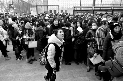 昨天上午,北京服裝學院第二教學樓考點,考生等待進入考場。京華時報記者周民攝