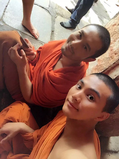 周禹彤與黃曉明片場自拍