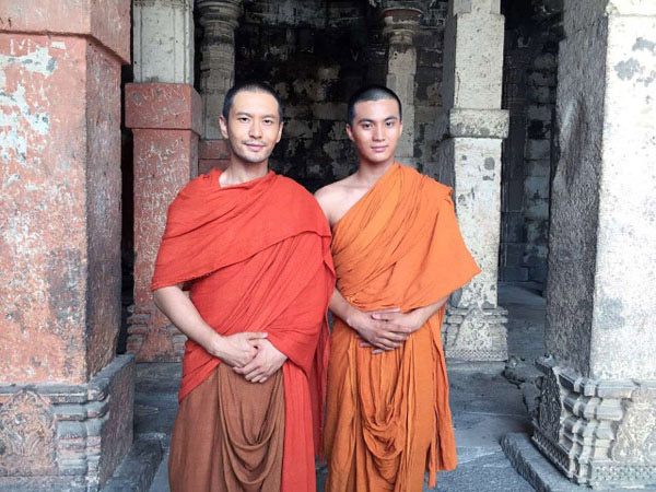 周禹彤與偶像黃曉明合影