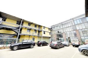 4層簡易房住1700名學生 昆明拆7600平方米違建校舍