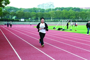 為捐造血干細胞 95后大學生每天跑操場10圈